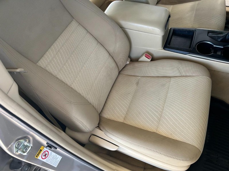 Toyota Camry Vehicle Full-screen Gallery Image 25