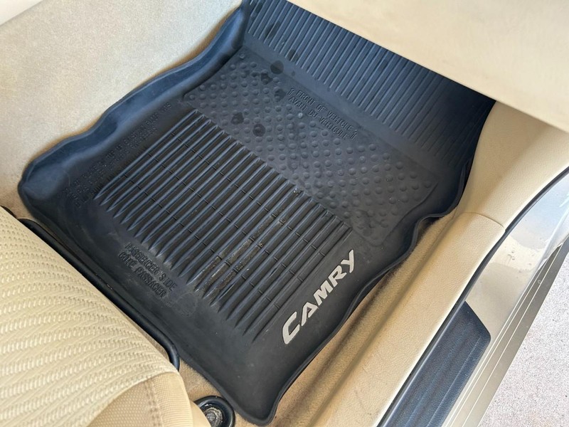 Toyota Camry Vehicle Full-screen Gallery Image 26