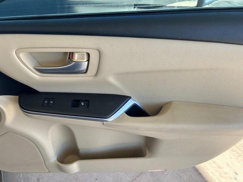 Toyota Camry Vehicle Full-screen Gallery Image 27