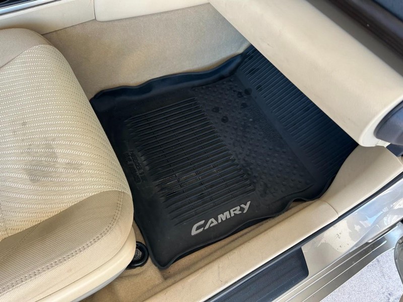 Toyota Camry Vehicle Full-screen Gallery Image 28