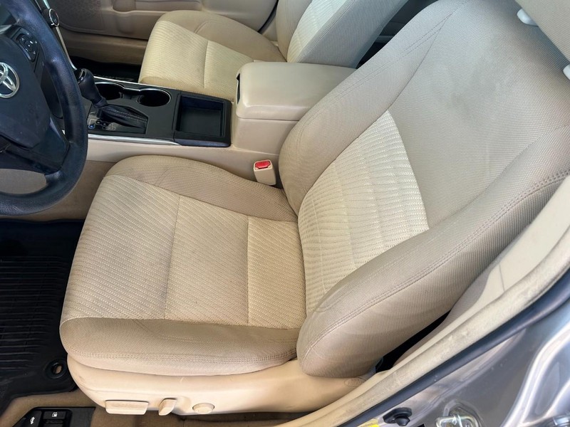 Toyota Camry Vehicle Full-screen Gallery Image 29