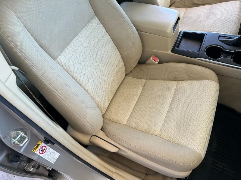 Toyota Camry Vehicle Full-screen Gallery Image 30