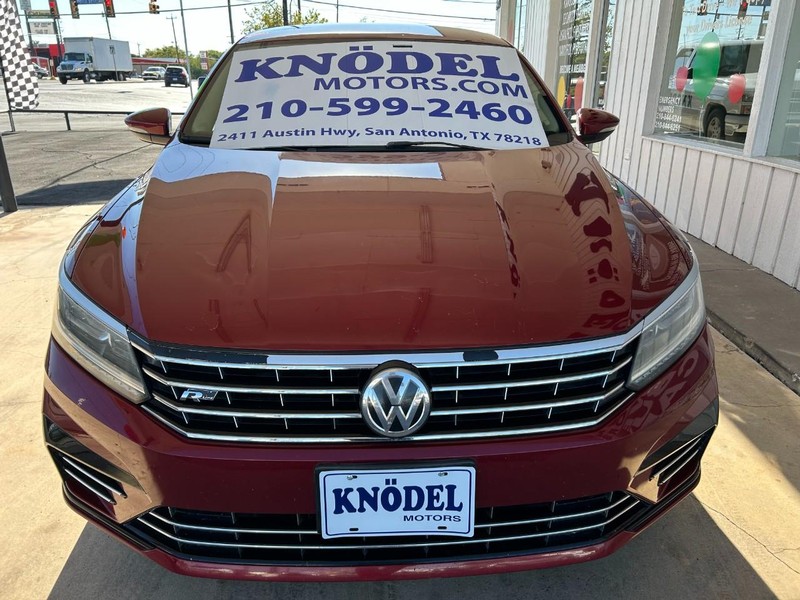 Volkswagen Passat Vehicle Full-screen Gallery Image 02