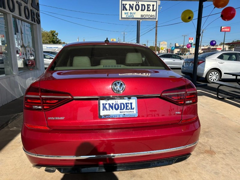 Volkswagen Passat Vehicle Full-screen Gallery Image 03