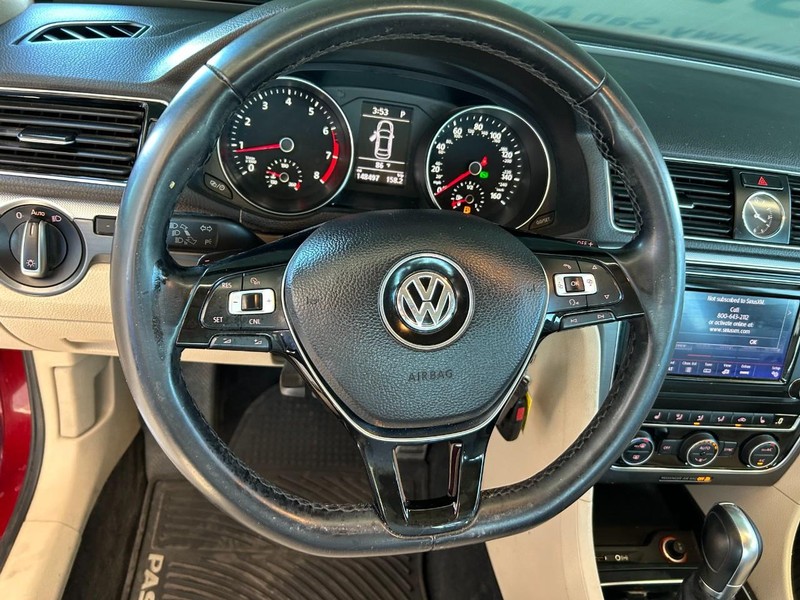 Volkswagen Passat Vehicle Full-screen Gallery Image 12