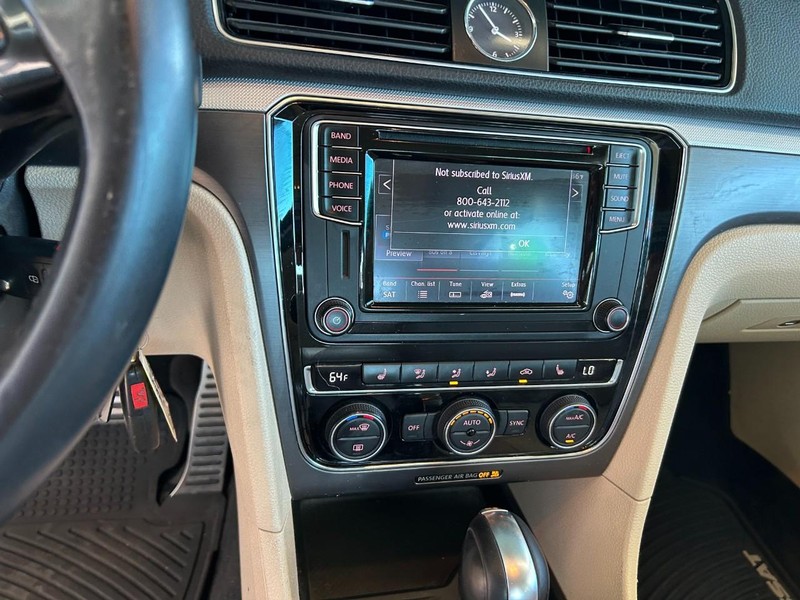 Volkswagen Passat Vehicle Full-screen Gallery Image 14