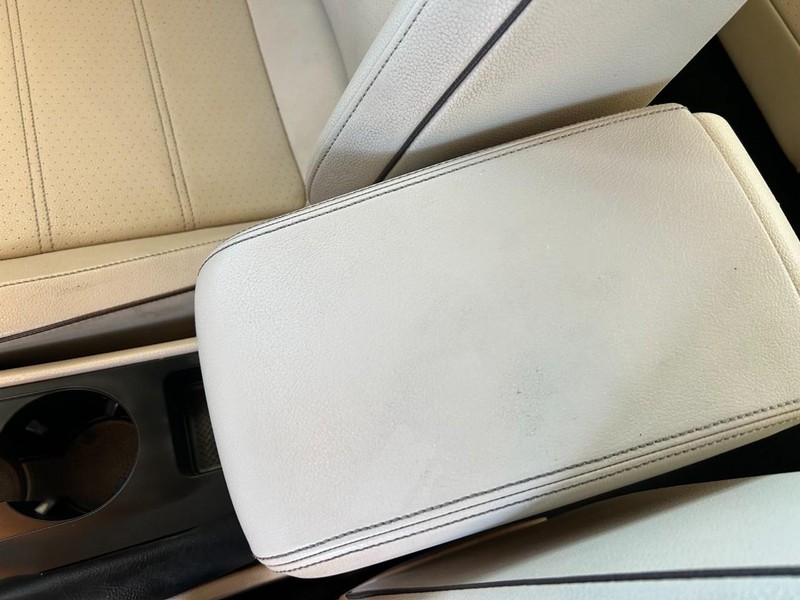 Volkswagen Passat Vehicle Full-screen Gallery Image 16