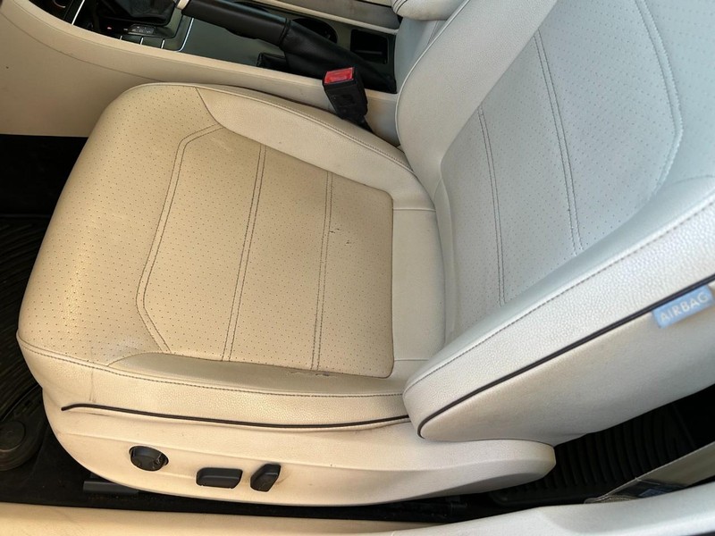 Volkswagen Passat Vehicle Full-screen Gallery Image 17