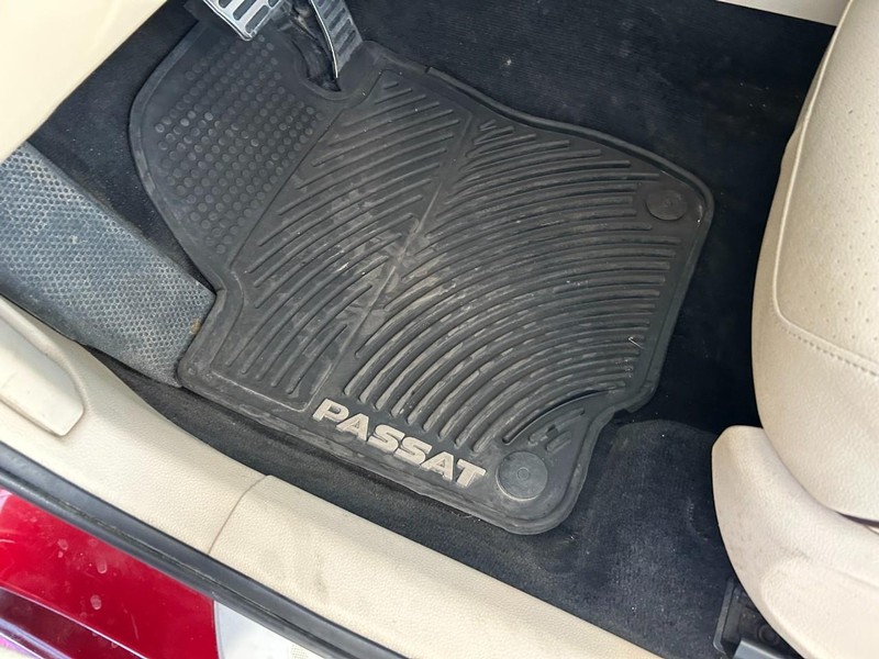 Volkswagen Passat Vehicle Full-screen Gallery Image 18