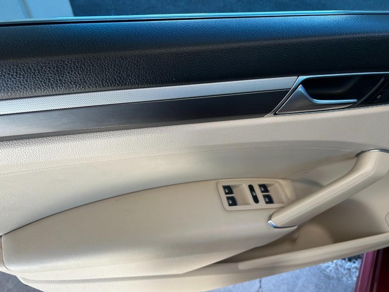 Volkswagen Passat Vehicle Full-screen Gallery Image 21