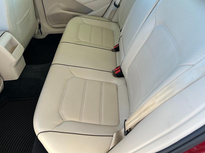 Volkswagen Passat Vehicle Full-screen Gallery Image 22