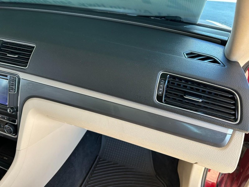 Volkswagen Passat Vehicle Full-screen Gallery Image 23