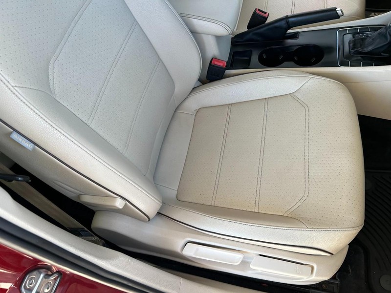 Volkswagen Passat Vehicle Full-screen Gallery Image 24