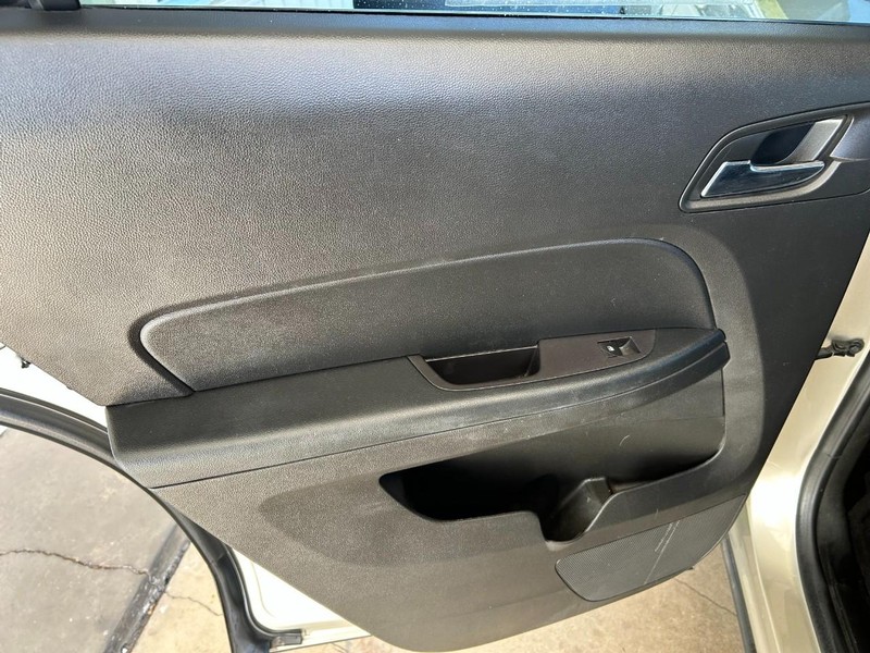 Chevrolet Equinox Vehicle Full-screen Gallery Image 24