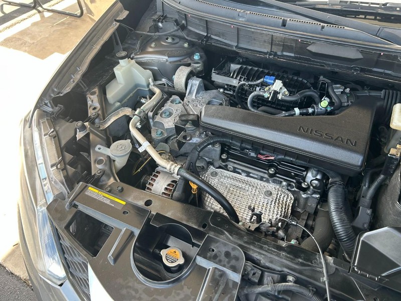 Nissan Rogue Vehicle Full-screen Gallery Image 08