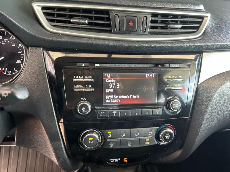 Nissan Rogue Vehicle Full-screen Gallery Image 14