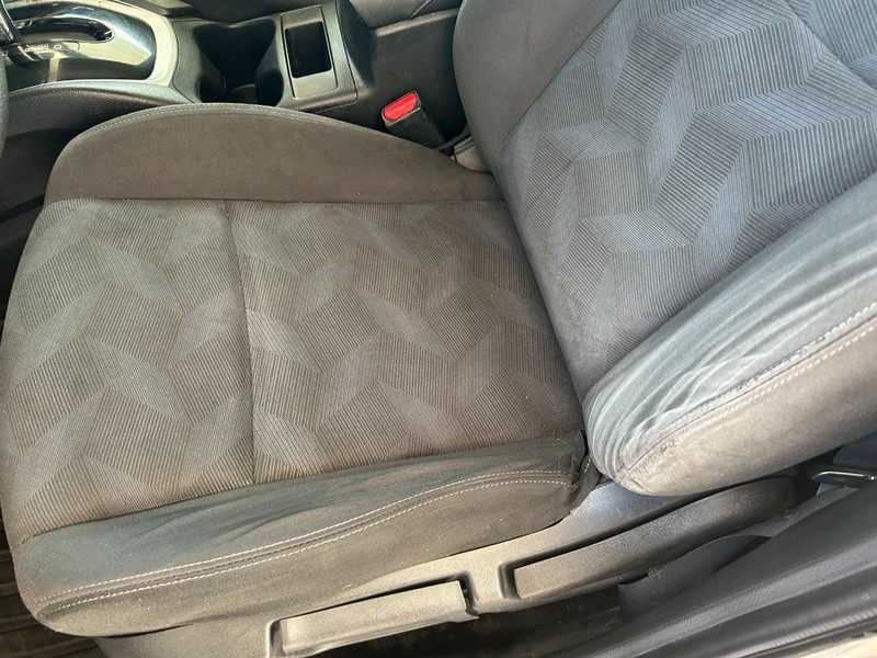 Nissan Rogue Vehicle Full-screen Gallery Image 17