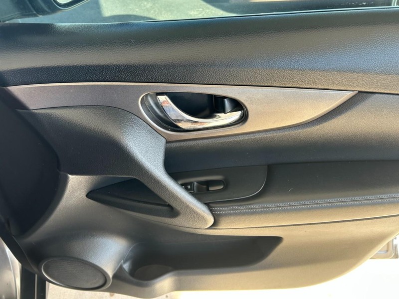 Nissan Rogue Vehicle Full-screen Gallery Image 25