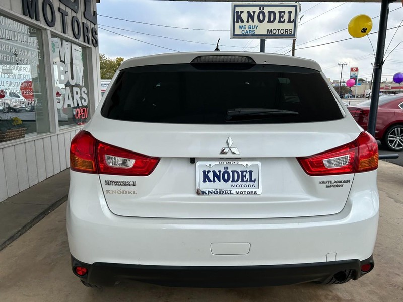 Mitsubishi Outlander Sport Vehicle Full-screen Gallery Image 03