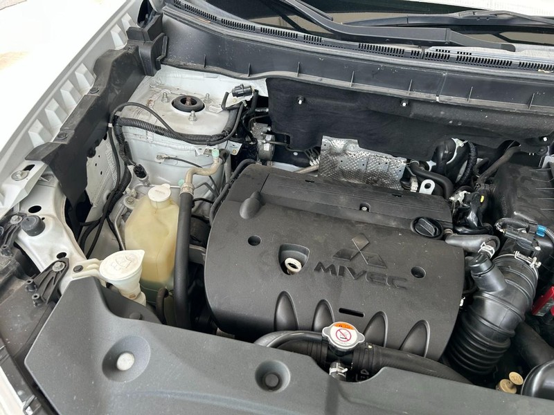 Mitsubishi Outlander Sport Vehicle Full-screen Gallery Image 09