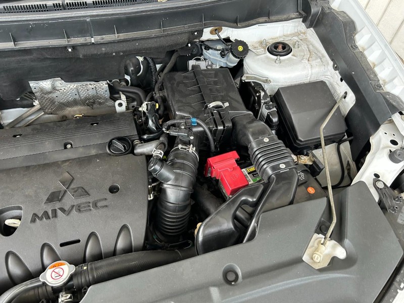 Mitsubishi Outlander Sport Vehicle Full-screen Gallery Image 10