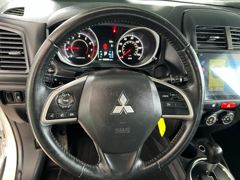 Mitsubishi Outlander Sport Vehicle Full-screen Gallery Image 12