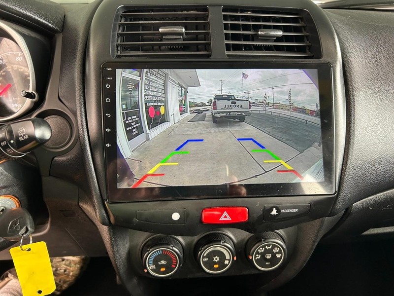 Mitsubishi Outlander Sport Vehicle Full-screen Gallery Image 14