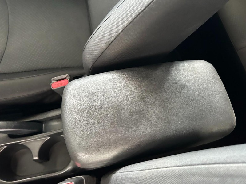 Mitsubishi Outlander Sport Vehicle Full-screen Gallery Image 16