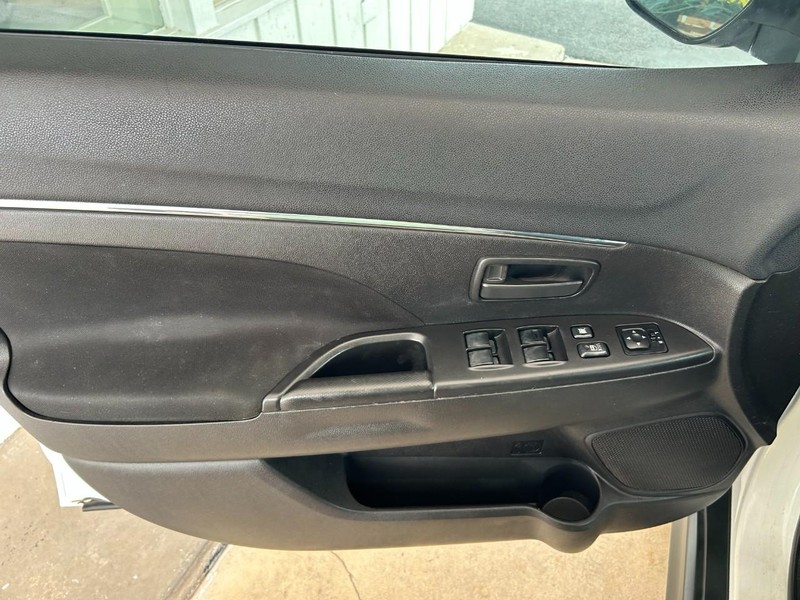 Mitsubishi Outlander Sport Vehicle Full-screen Gallery Image 19