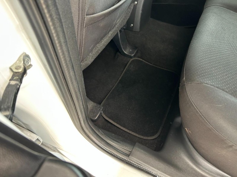 Mitsubishi Outlander Sport Vehicle Full-screen Gallery Image 21