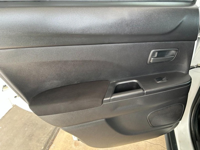 Mitsubishi Outlander Sport Vehicle Full-screen Gallery Image 22