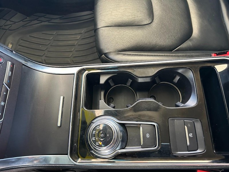 Ford Edge Vehicle Full-screen Gallery Image 15