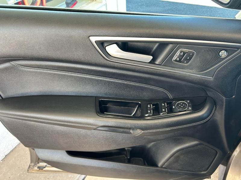 Ford Edge Vehicle Full-screen Gallery Image 18