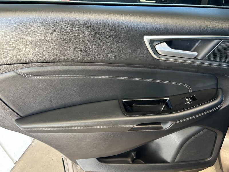 Ford Edge Vehicle Full-screen Gallery Image 22