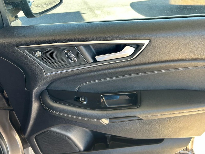 Ford Edge Vehicle Full-screen Gallery Image 27