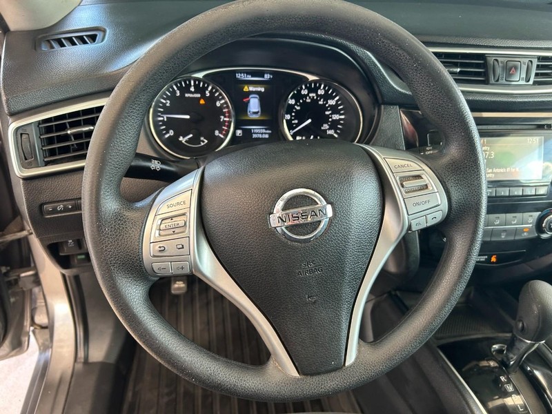 Nissan Rogue Vehicle Full-screen Gallery Image 12