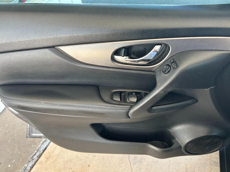 Nissan Rogue Vehicle Full-screen Gallery Image 19