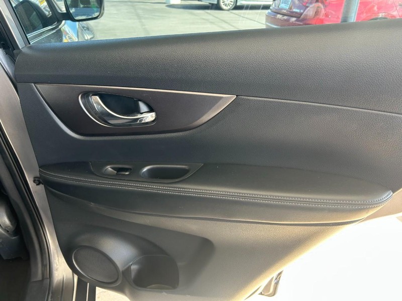 Nissan Rogue Vehicle Full-screen Gallery Image 21