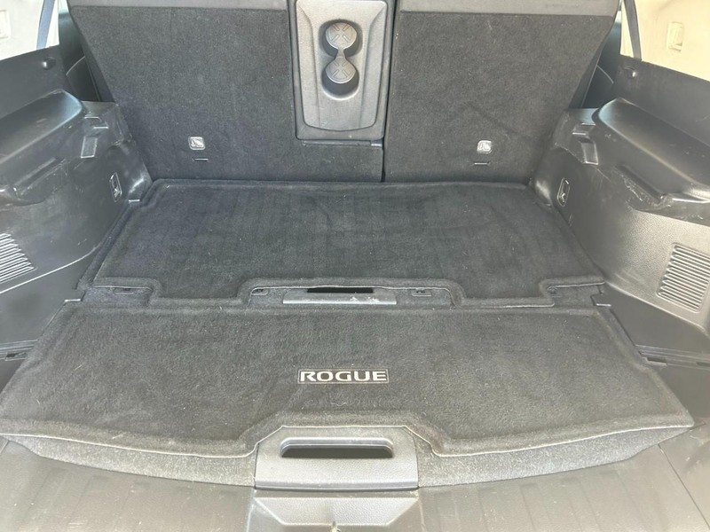 Nissan Rogue Vehicle Full-screen Gallery Image 22