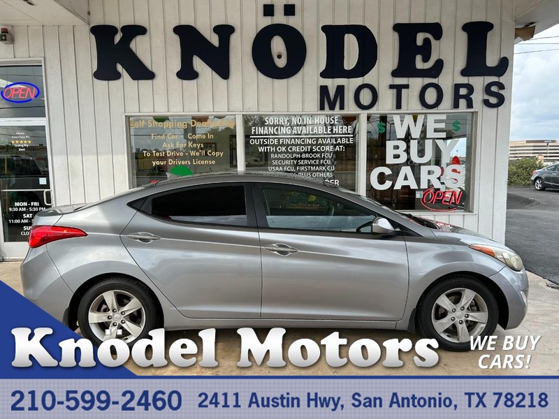 Hyundai Elantra Vehicle Full-screen Gallery Image 01