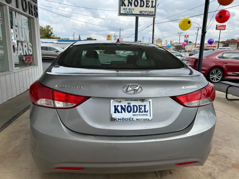 Hyundai Elantra Vehicle Full-screen Gallery Image 03