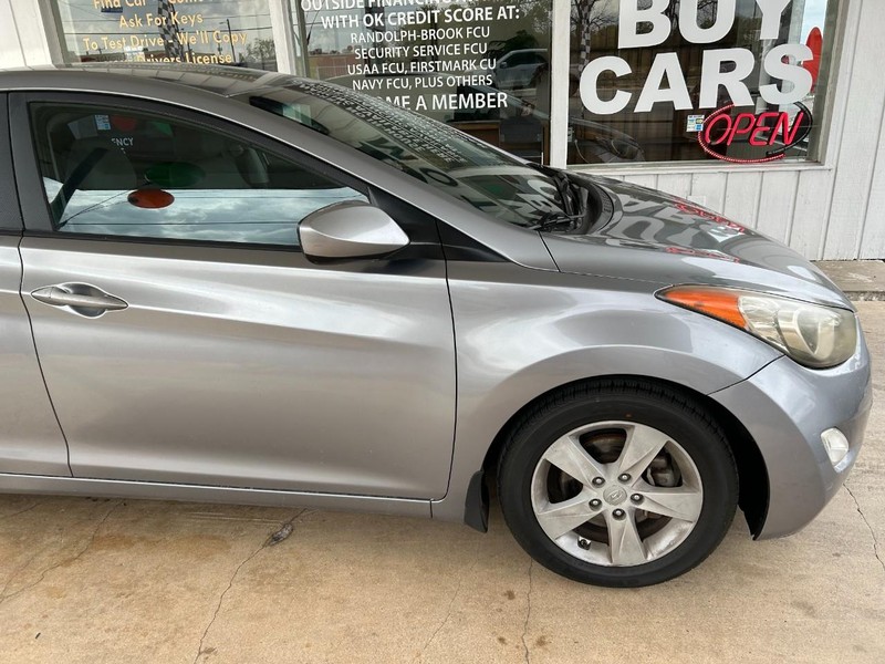 Hyundai Elantra Vehicle Full-screen Gallery Image 04