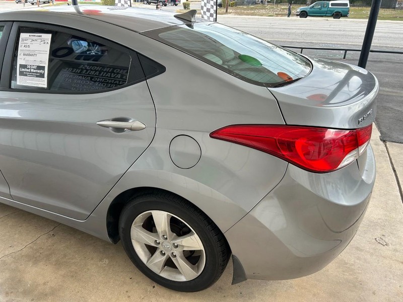 Hyundai Elantra Vehicle Full-screen Gallery Image 05