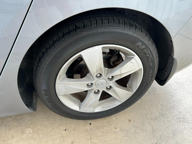 Hyundai Elantra Vehicle Full-screen Gallery Image 08