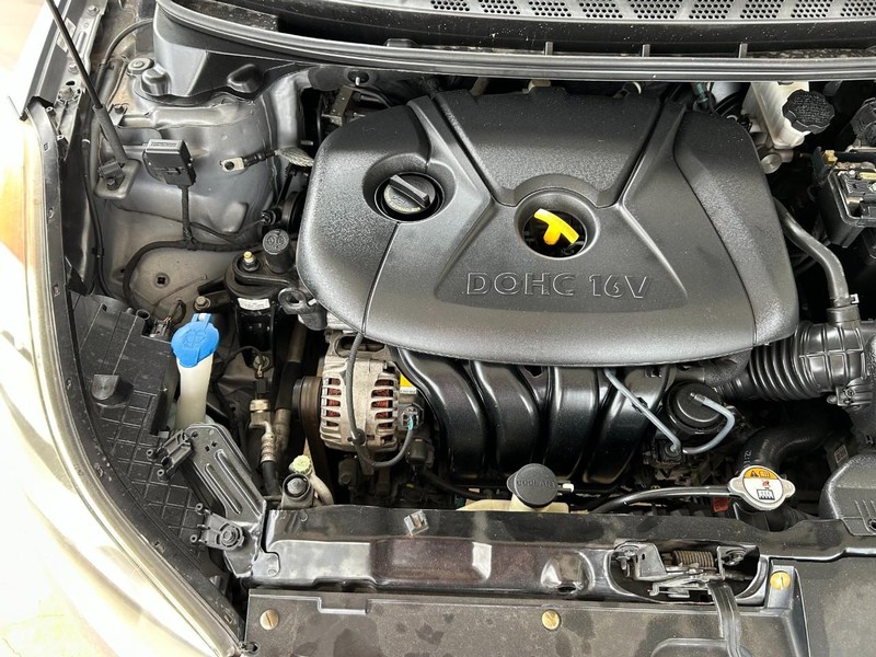 Hyundai Elantra Vehicle Full-screen Gallery Image 10