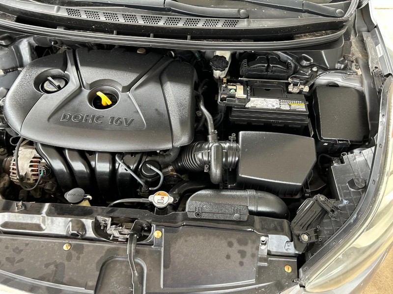 Hyundai Elantra Vehicle Full-screen Gallery Image 11