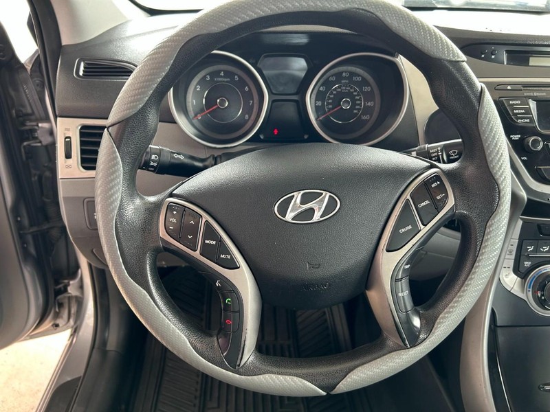 Hyundai Elantra Vehicle Full-screen Gallery Image 12