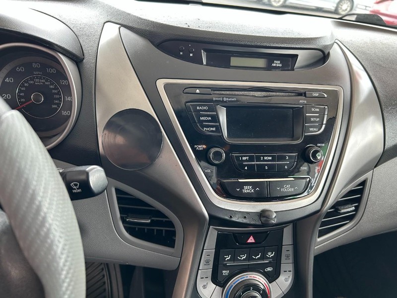 Hyundai Elantra Vehicle Full-screen Gallery Image 13