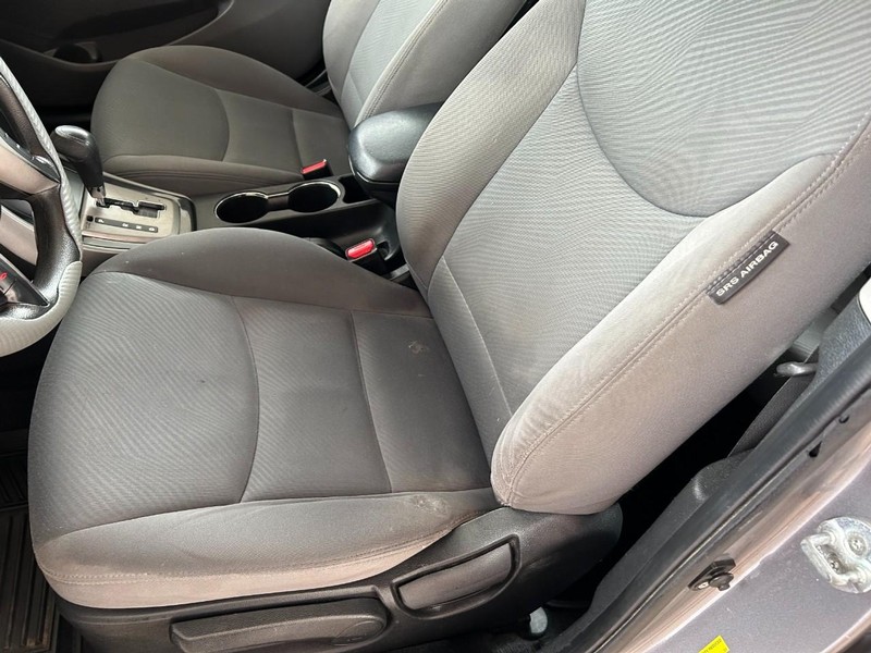 Hyundai Elantra Vehicle Full-screen Gallery Image 16