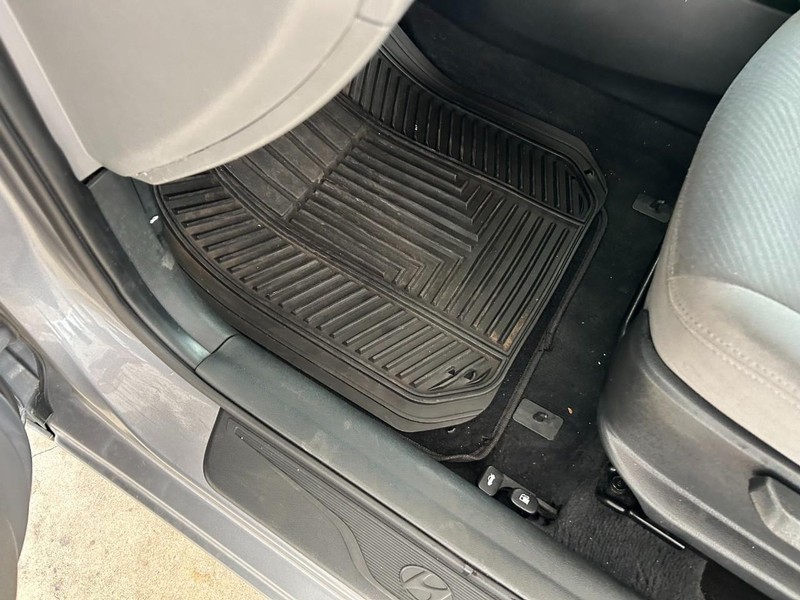 Hyundai Elantra Vehicle Full-screen Gallery Image 17